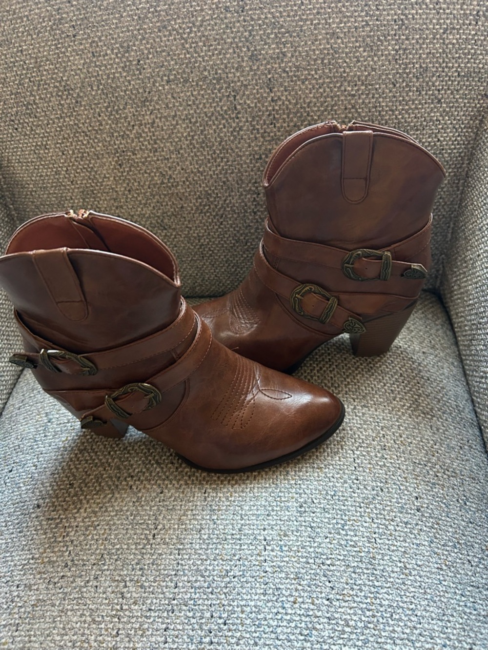 Roper Women's Brown cowgirl boots. 
9 1/2